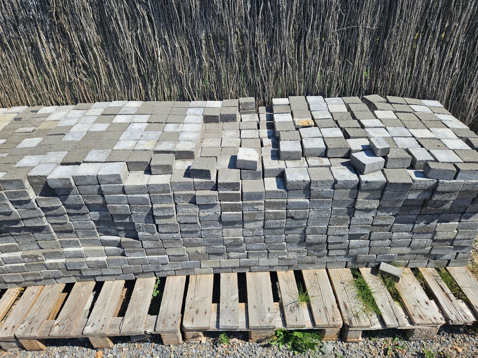 les pavés de 45 m² +- 10x10x5 doivent être retirés de toute, Enlèvement