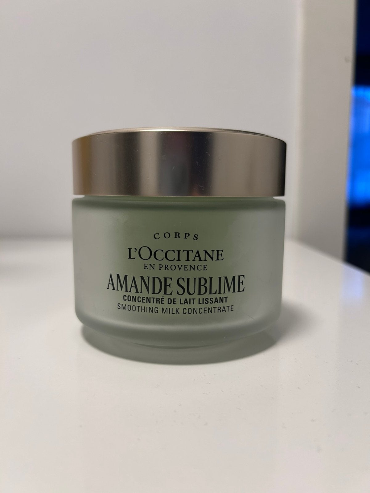 L’occitane soothing milk concentrate, Bijoux, Sacs & Beauté, Beauté | Soins du visage, Enlèvement ou Envoi, Comme neuf