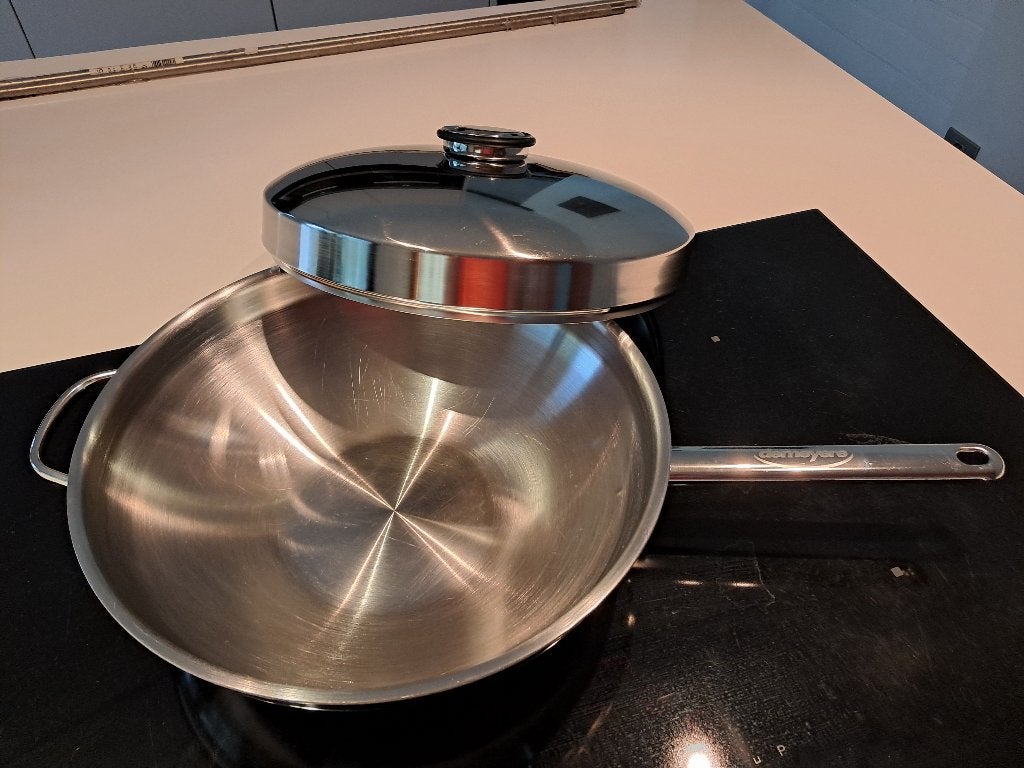 Demeyere wokpan met deksel met regelbare stoomuitlaat, Inox, Ophalen of Verzenden, Zo goed als nieuw, Keramische plaat