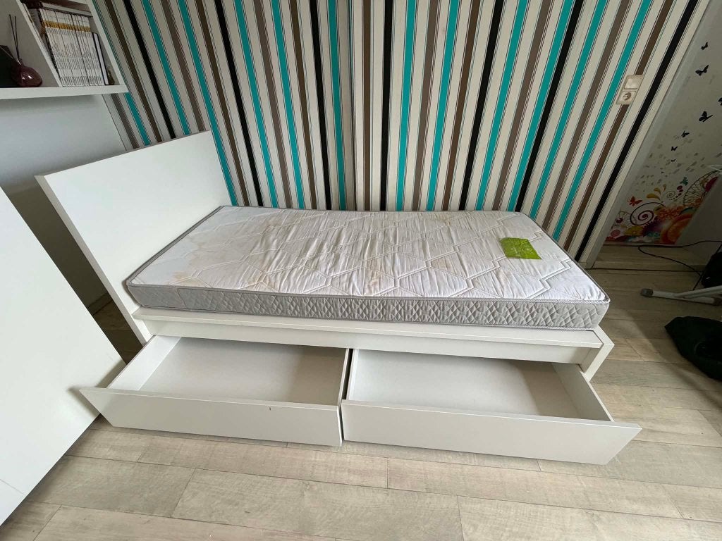 Lit simple IKEA blanc 90x200 avec 2 tiroirs + matelas, Maison & Meubles, Chambre à coucher | Lits, 90 cm, Une personne, Enlèvement
