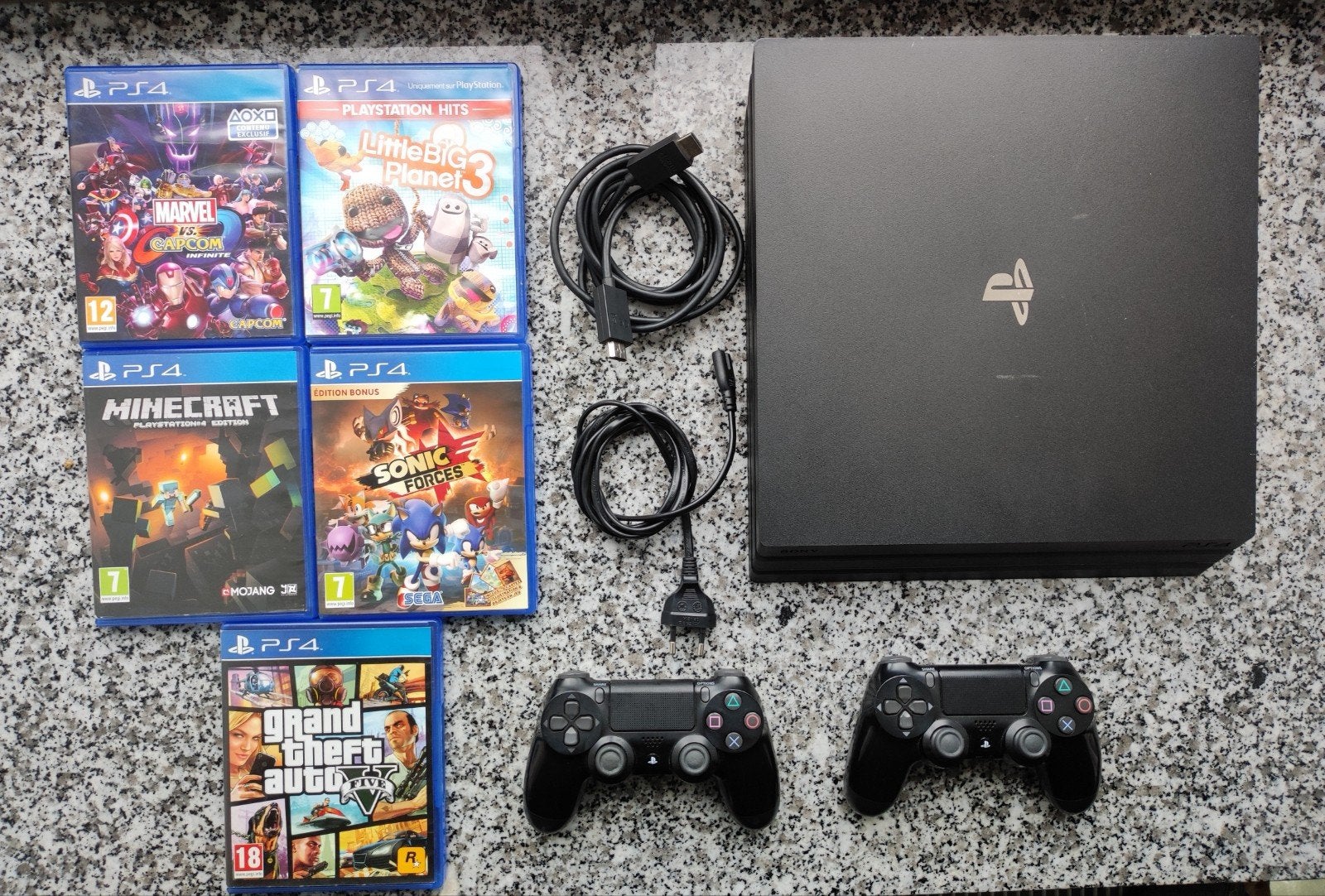 PS4 Pro 1 To, 2 manettes/5 jeux., Consoles de jeu & Jeux vidéo, Consoles de jeu | Sony PlayStation 4, Enlèvement, Pro