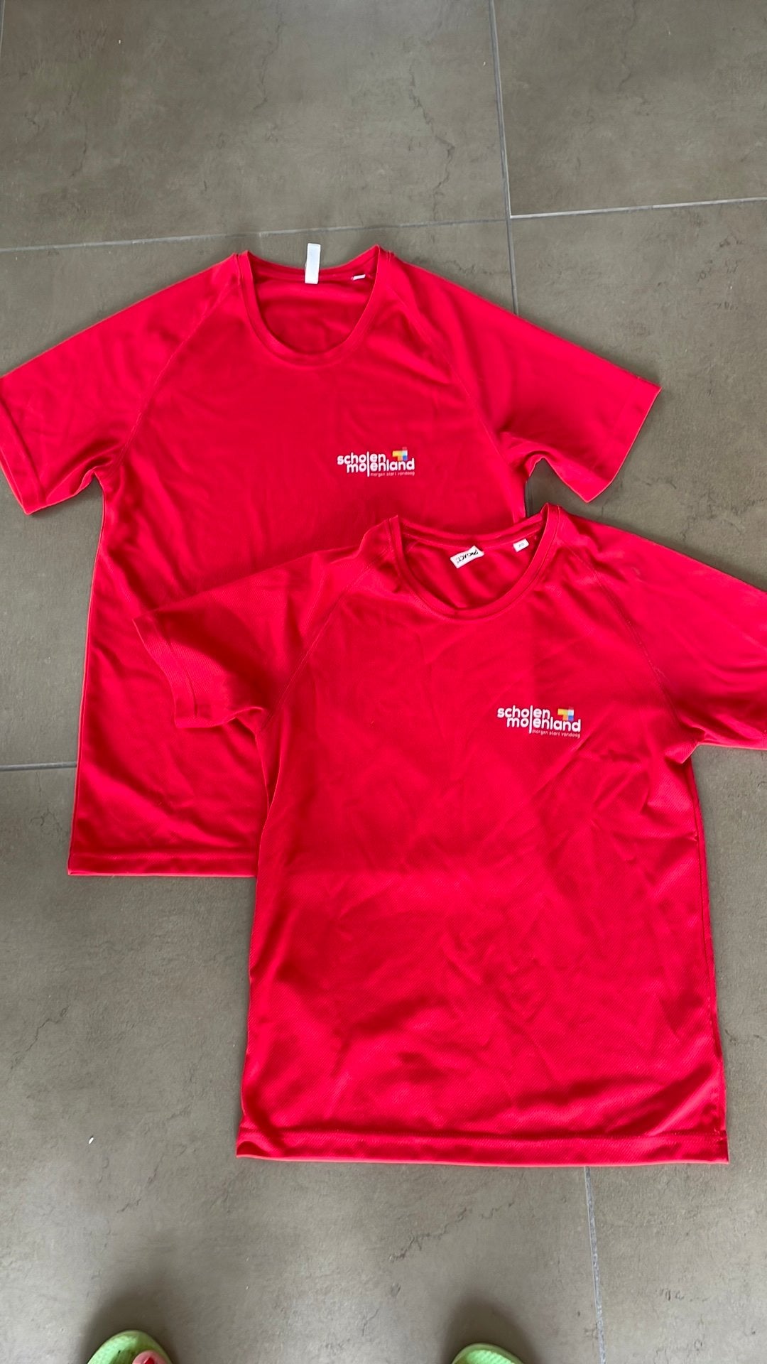 2 turn t-shirts Scholen Molenland Tielt, XS en S, Enlèvement ou Envoi, Comme neuf