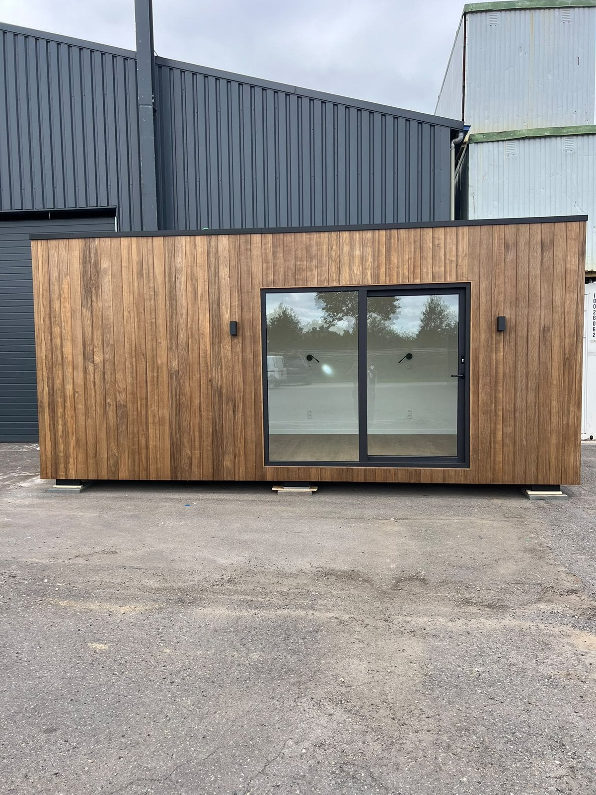 UNITÉ 6 M x 3 M – ENTIÈREMENT AMÉNAGÉE AVEC SALLE DE BAIN, Enlèvement