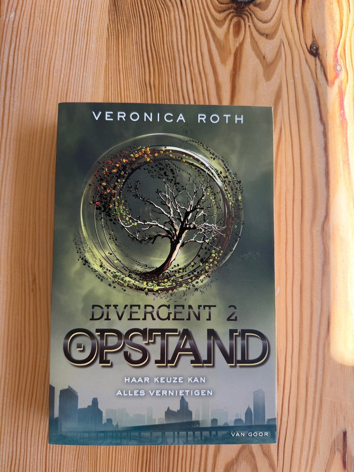 Divergent Boek 2 Opstand - Nederlandstalig, Boeken, Ophalen, Zo goed als nieuw