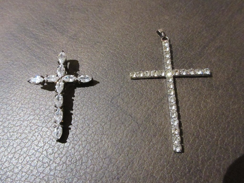 2 magnifiques pendentifs en forme de croix ancienne religion, Enlèvement