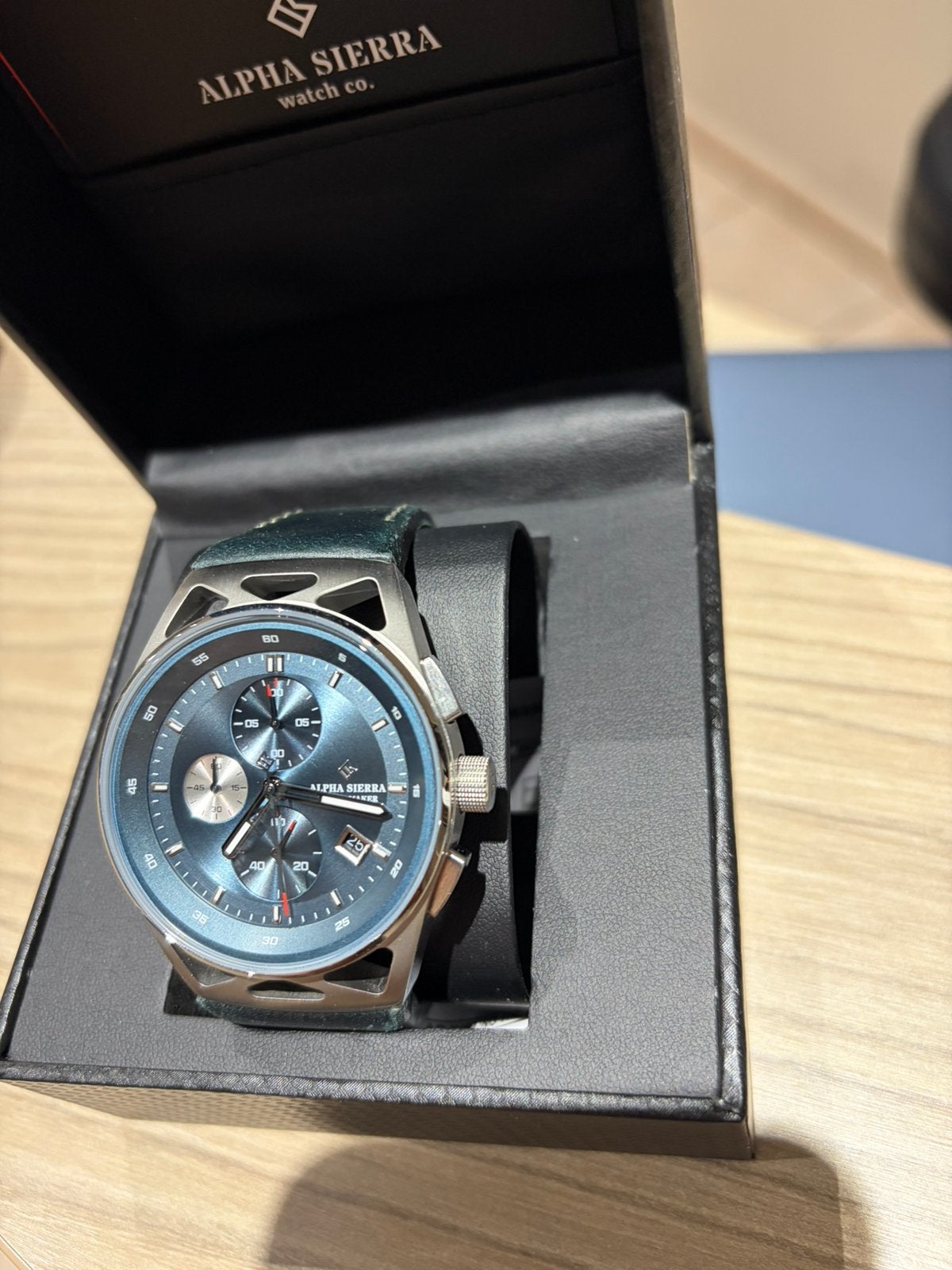 Montre alpha sierra, Bijoux, Sacs & Beauté, Montres | Hommes, Enlèvement ou Envoi, Comme neuf