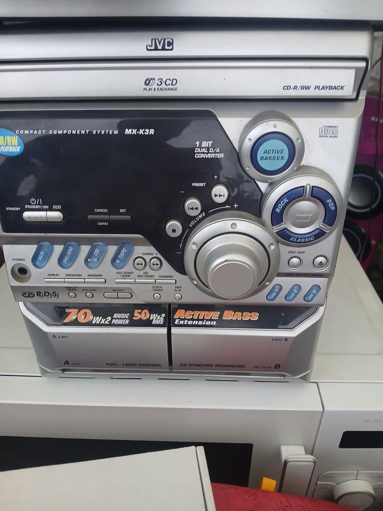 Chaine stereo jvc avec compartiment 3 cd plus radio et casse, Comme neuf