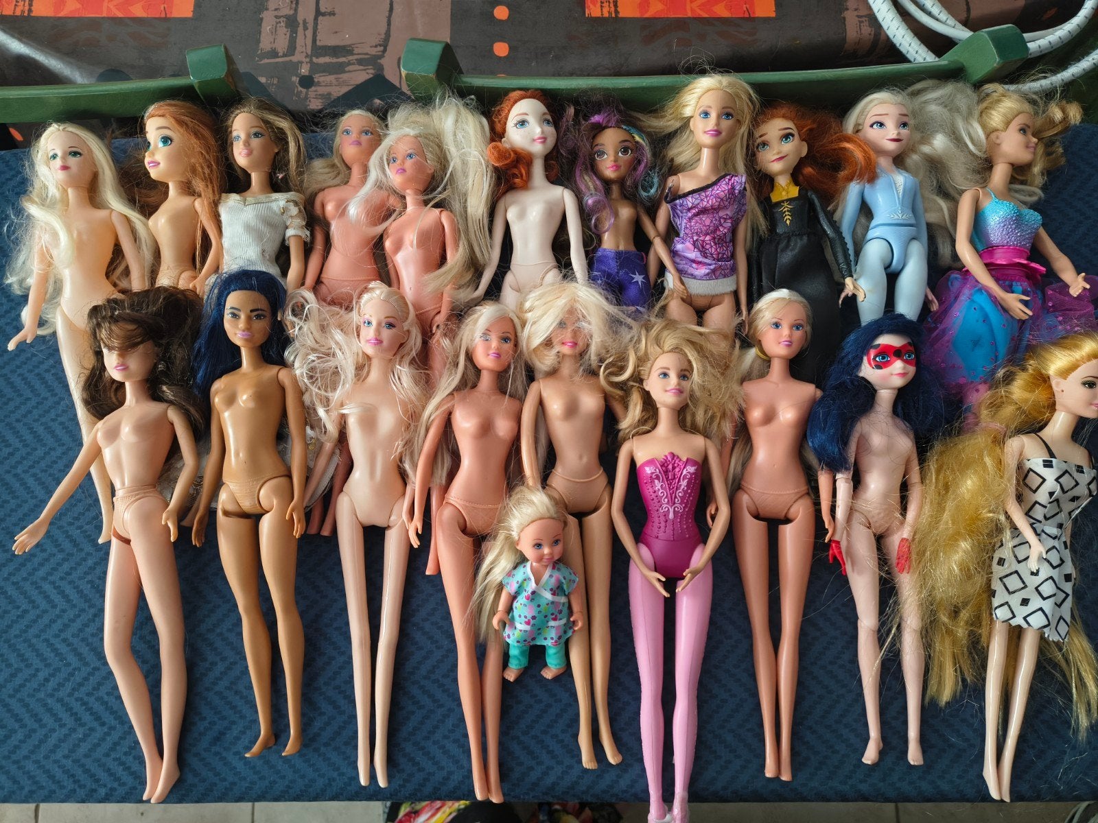 Lot de poupées Barbies et consoeurs, Enfants & Bébés