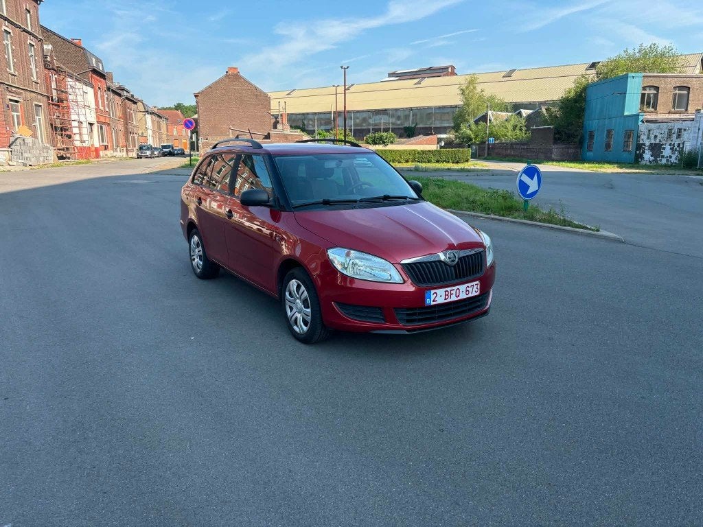 SKODA FABIA 1.2 ESSENCE 2014 FEUILLET ROSE, Autos, Rouge, Euro 5, Achat, Entreprise