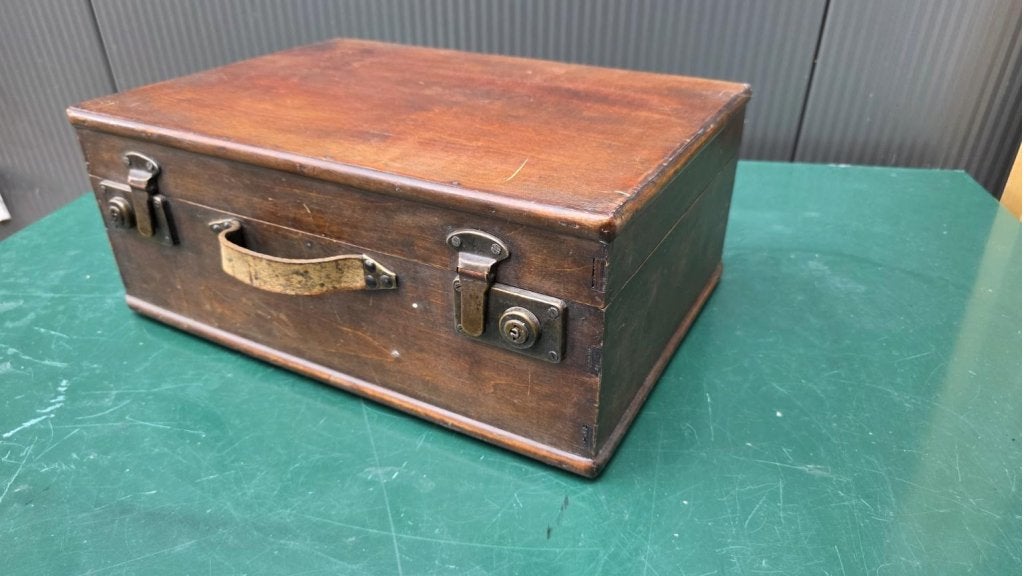 Brocante houten koffer met lederen handvat