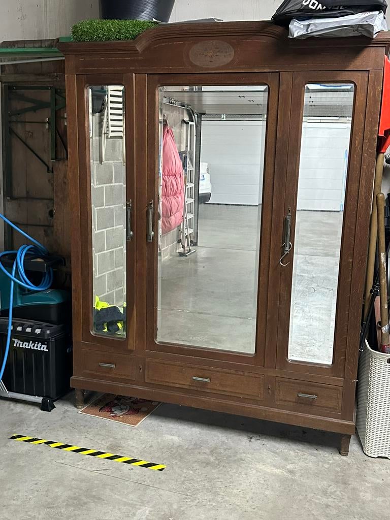 Keerkast met drie deuren en drie schuiven, Ophalen