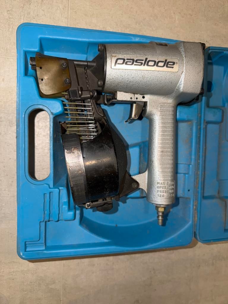 Paslode pneumatische spijkerpistool met rolnagels., Doe-het-zelf en Bouw, Ophalen, Zo goed als nieuw