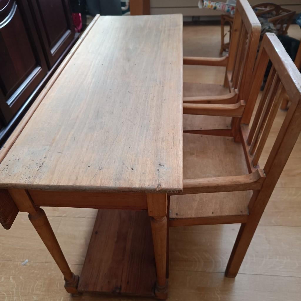 Kindertafel en 2 stoelen - Lessenaar, Ophalen, Gebruikt, Tafel(s) en Stoel(en)