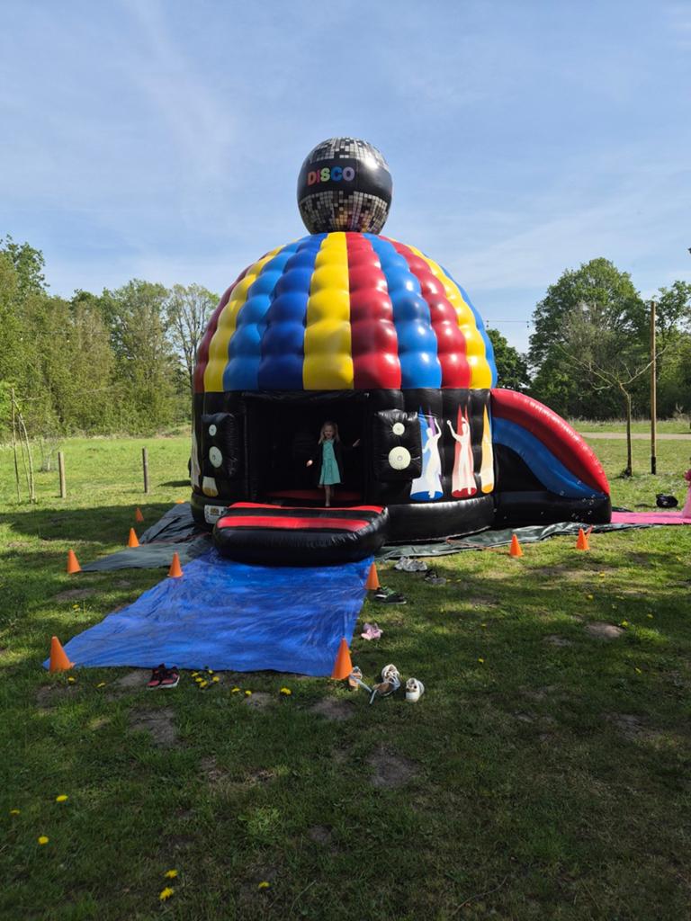 Disco slide springkasteel te huur met discolichten en muziek, Hobby & Loisirs créatifs, Articles de fête | Location, Envoi