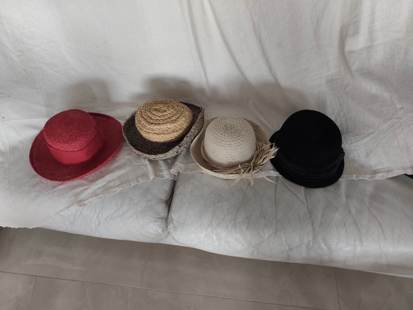 Set van 4 dameshoeden, 3 van stro en één van vilt, Kleding | Dames, Ophalen of Verzenden
