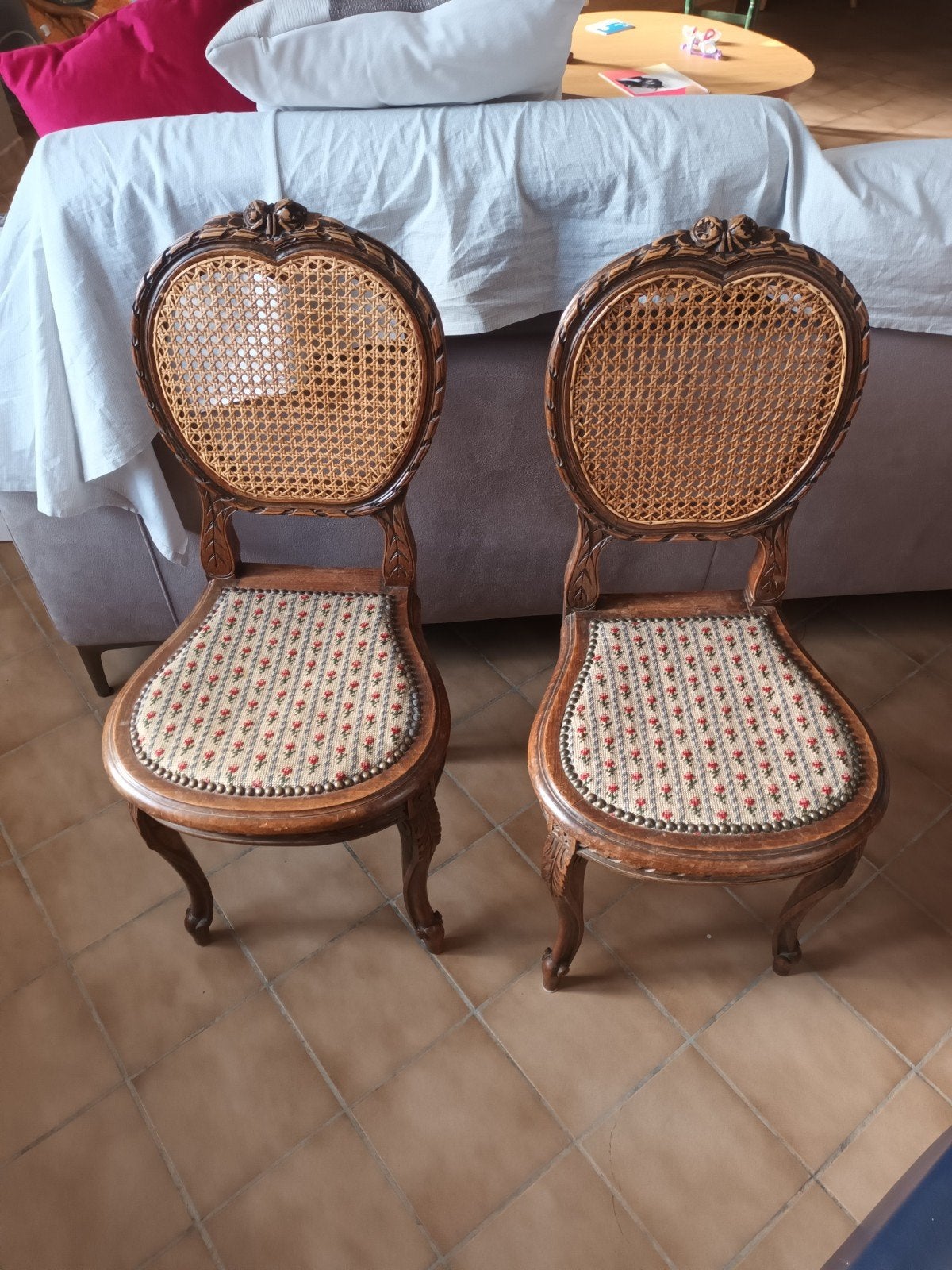 Chaises médaillon de style Louis XVI, Enlèvement
