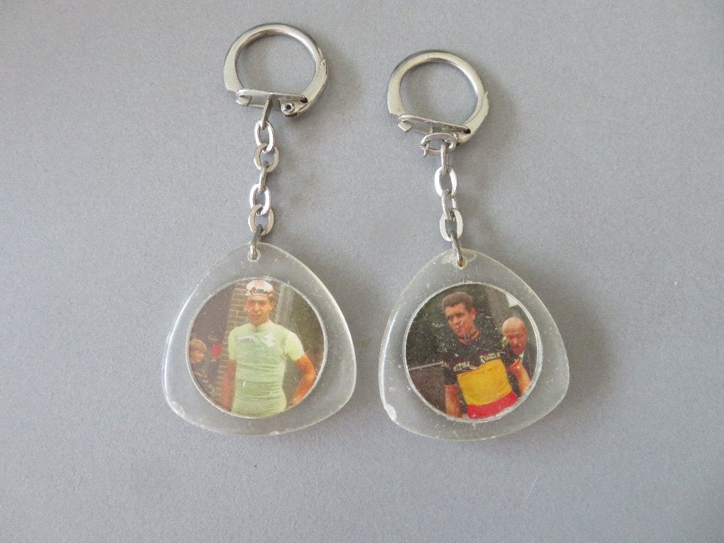 2 oude sleutelhangers wielrenners ROMEO chemises, Verzenden, Zo goed als nieuw, Overige typen