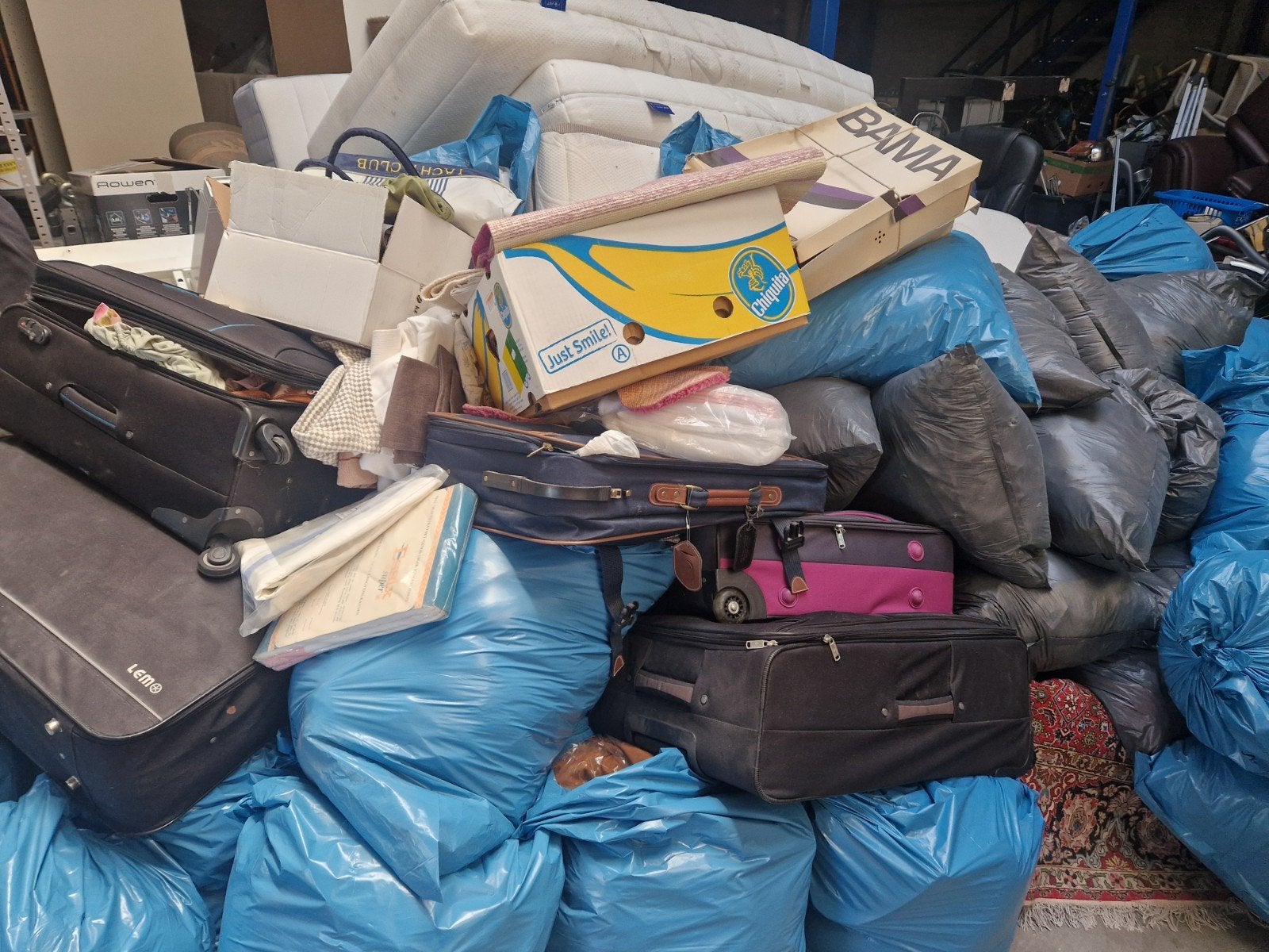 GROTE PARTIJ KLEDING & HUISRAAD TE KOOP IDEAAL VOOR EXPORT, Ophalen