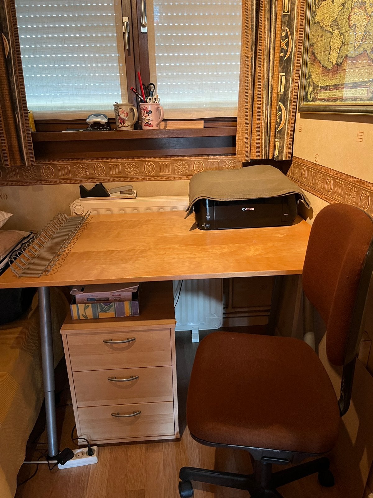 Bureau Ikea en bureaustoel, Ophalen, 120 cm, Hout, Kabelgoot