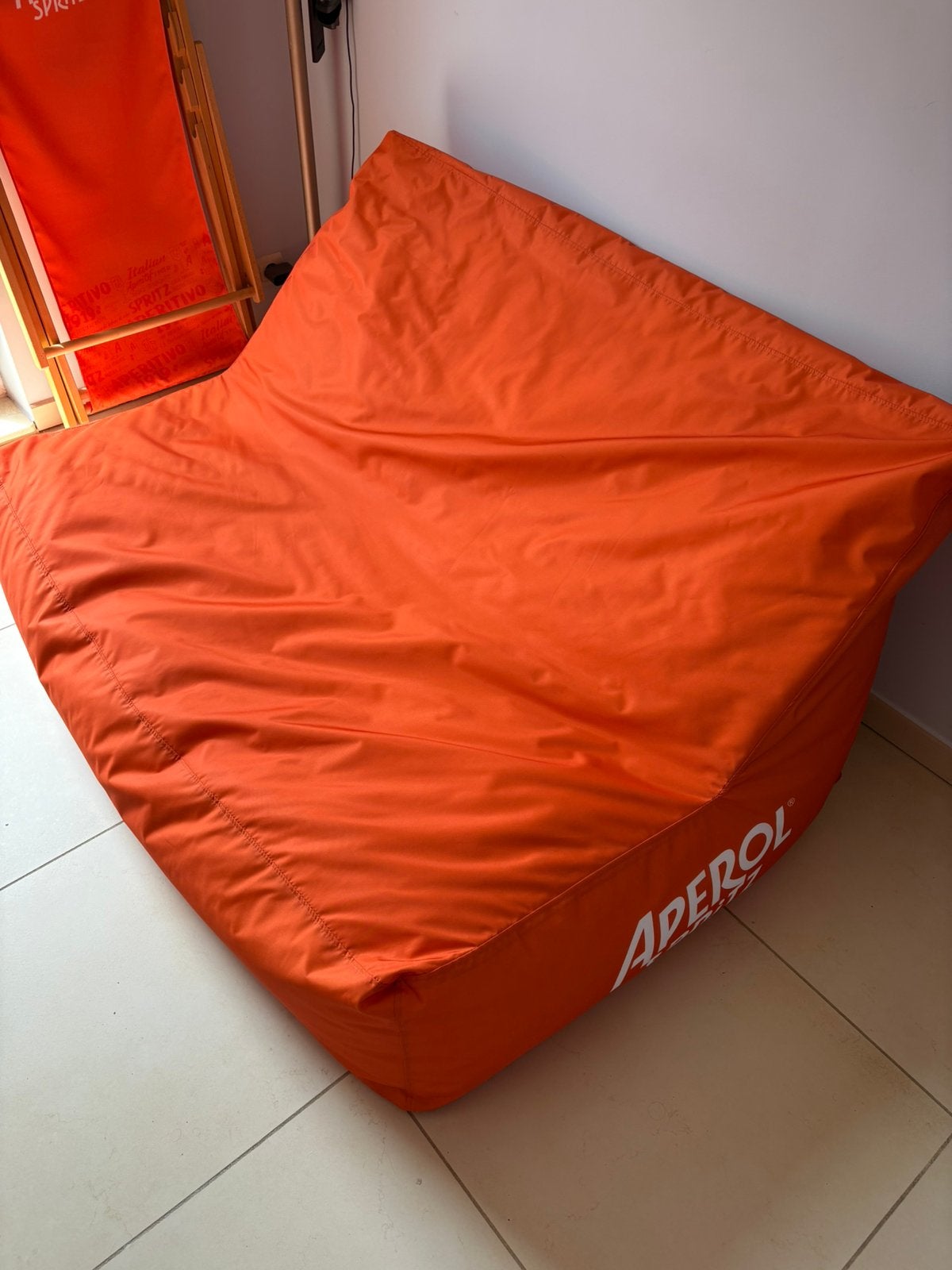Divan pouf Aperol Spritz 2 places, Huis en Inrichting, Zitzakken, Ophalen, Zo goed als nieuw, Zitzak