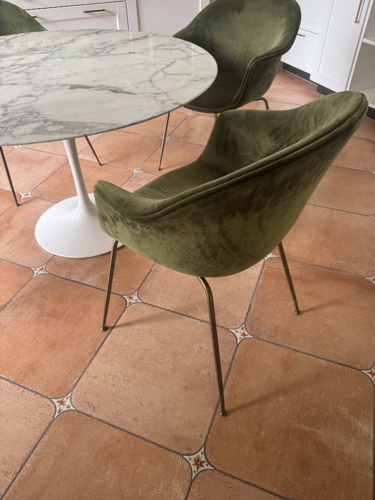 4x GUBI Bat Dining Chairs –Groen fluweel & Messing onderstel, Ophalen, Gebruikt, Stof, Vier