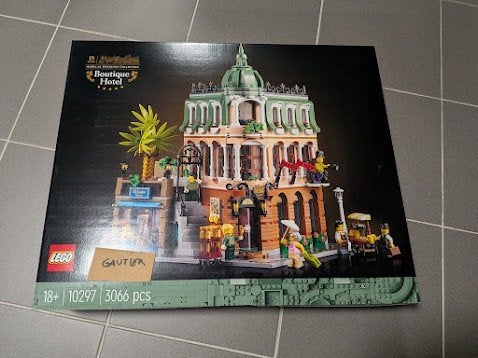 Lego Boetiekhotel (10297) (nieuw), Neuf, Enlèvement ou Envoi, Lego, Ensemble complet