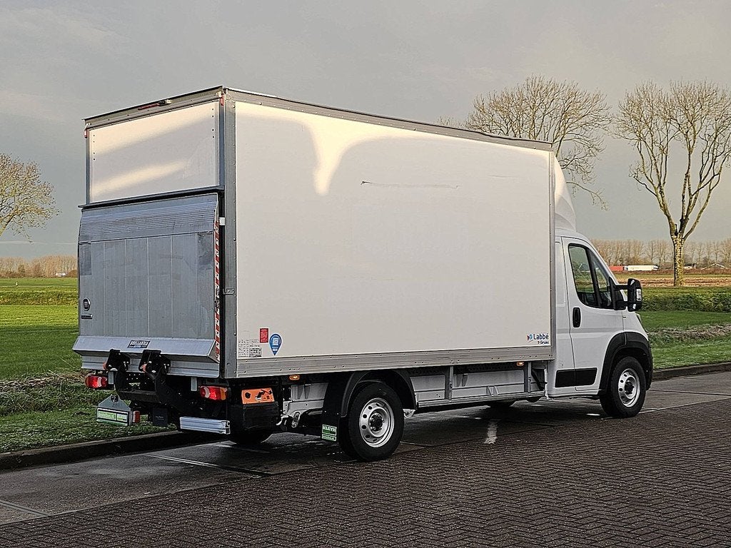 Fiat Ducato 35 2.2 MultiJet - Bakwagen Laadklep (bj 2022), Auto's, Bestelwagens en Lichte vracht, Voorwielaandrijving, Gebruikt