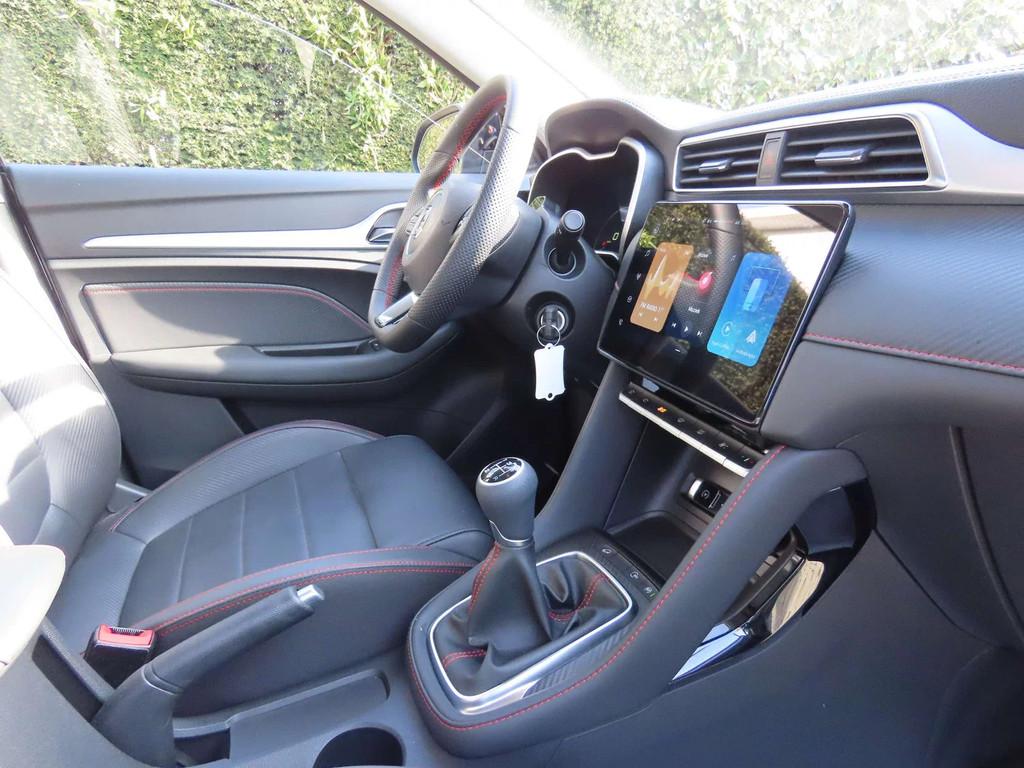 MG ZS 1.5 VTi-Tech Luxury 7 jaar/ans garantie (bj 2025), Auto's, MG, 4 cilinders, ZS, Bluetooth, Zwart