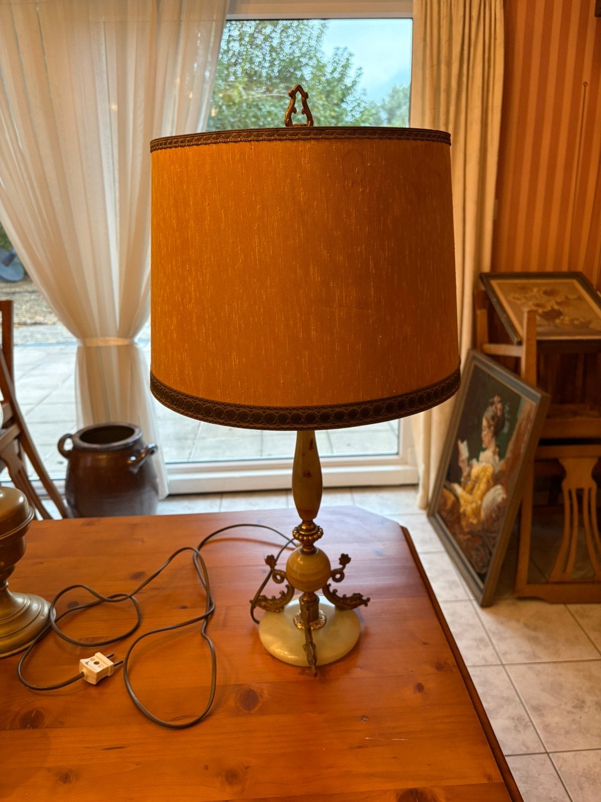 Belle lampe de table Hollywood Regency en onyx et laiton, Enlèvement
