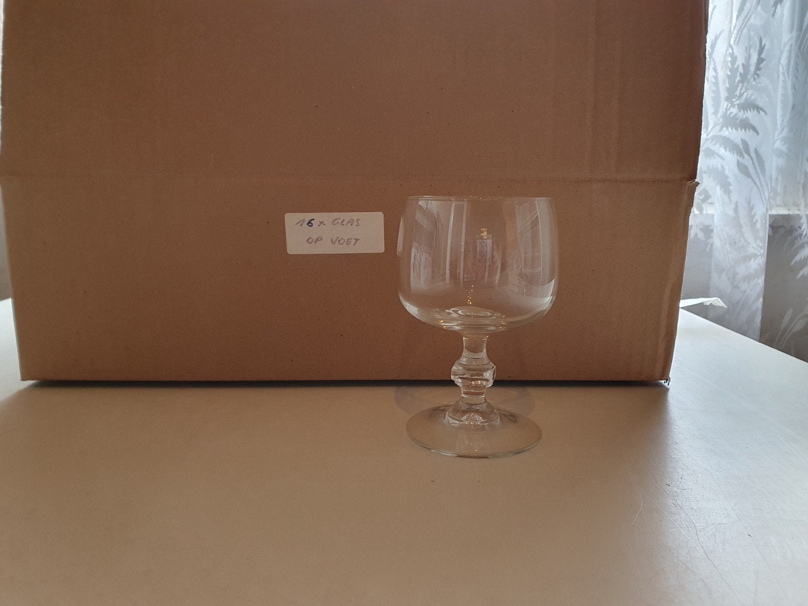16 verres sur socle, Enlèvement