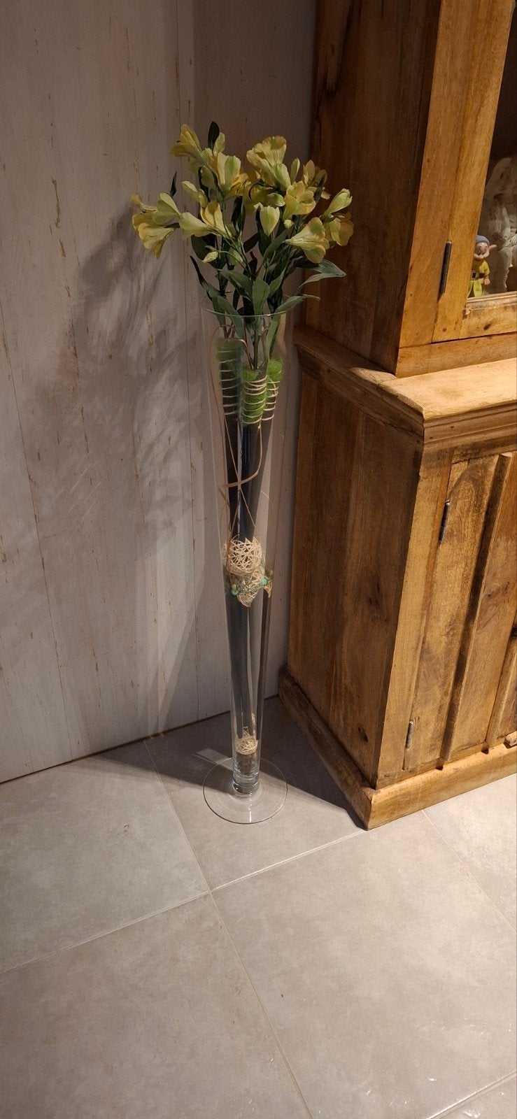 hoge glazen vaas met zijdebloemen, Ophalen