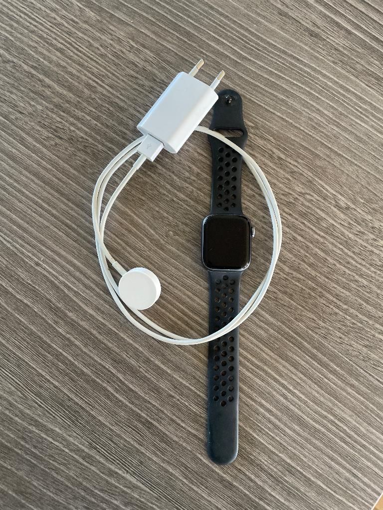 Apple Watch 4serie, Handtassen en Accessoires, Smartwatches, Ophalen, Gebruikt, Conditie, Zwart