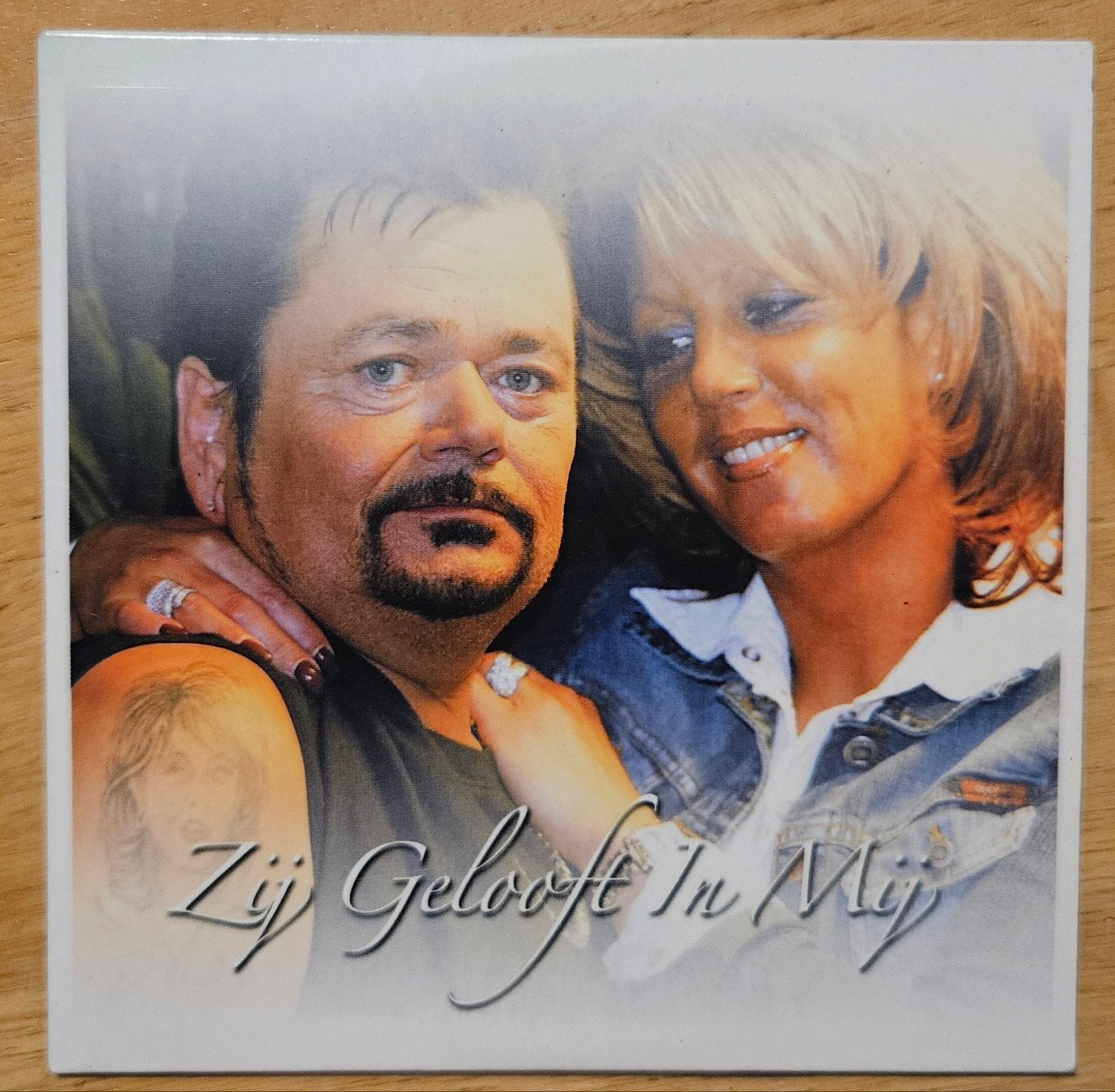 André Hazes 2004 Elle croit en moi, Enlèvement ou Envoi