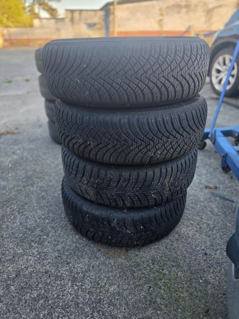 Pneus quasi neuf 4 saison 185/65/15. 120€ les 4
