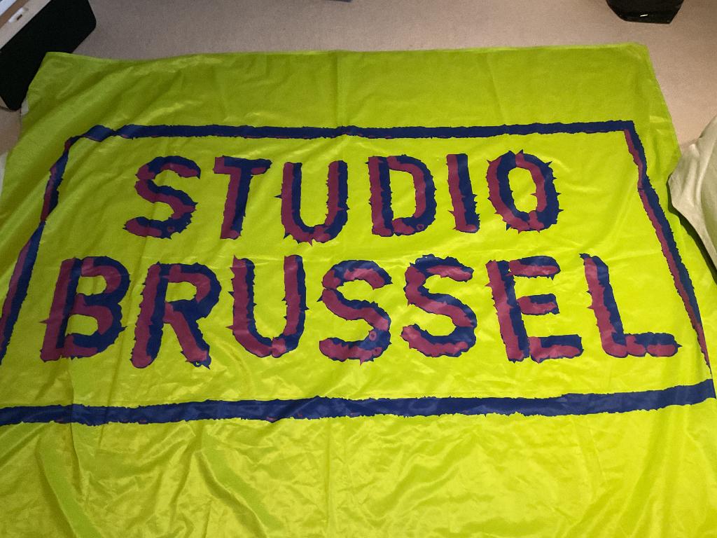Grote vlag STUDIO BRUSSEL radiozender, 197 cmx146 cm, Verzamelen, Ophalen, Nieuw, Reclamebord
