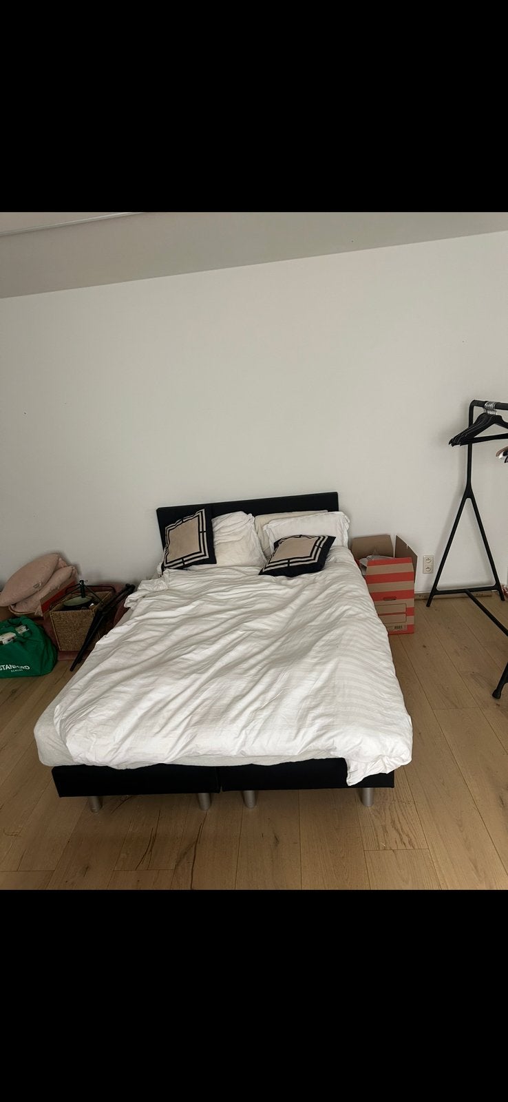 Bed, Huis en Inrichting, Slaapkamer | Bedden, Ophalen, Zwart, 140 cm, Zo goed als nieuw