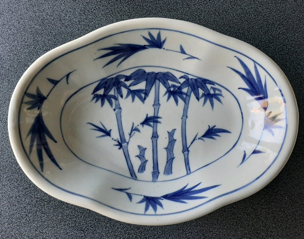 Plat en porcelaine chinoise à motifs de bambou bleu, Antiquités & Art, Enlèvement ou Envoi