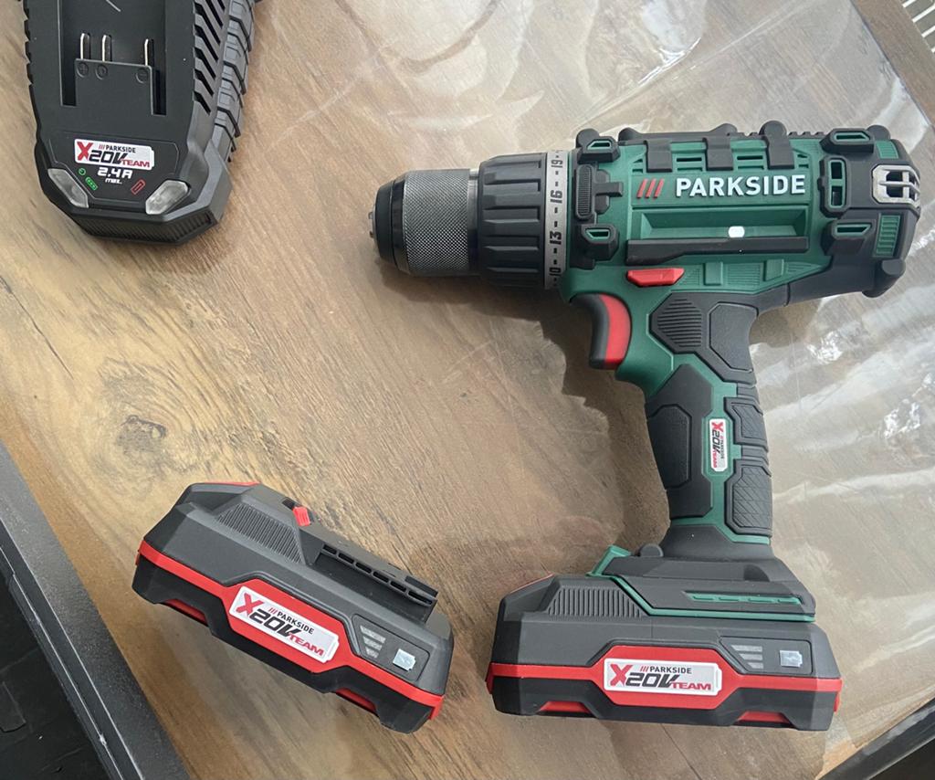 Neuve avec deux batteries, Bricolage & Construction, Outillage | Foreuses, Enlèvement ou Envoi, Comme neuf