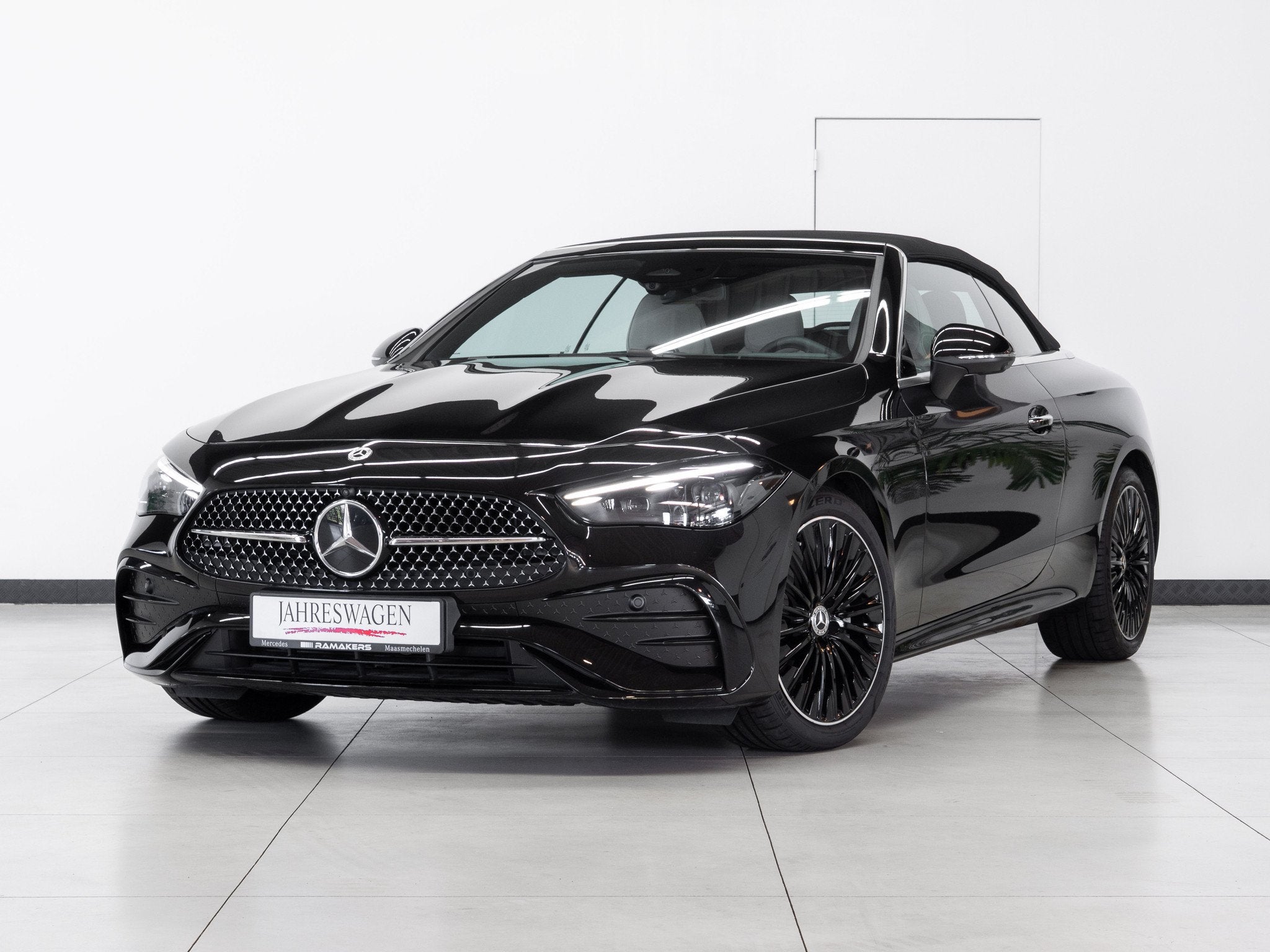 Mercedes-Benz CLE 300 4Matic AMG Premium Night *BEIGE LEDER*, Auto's, 4 zetels, Gebruikt, Beige, 4 cilinders