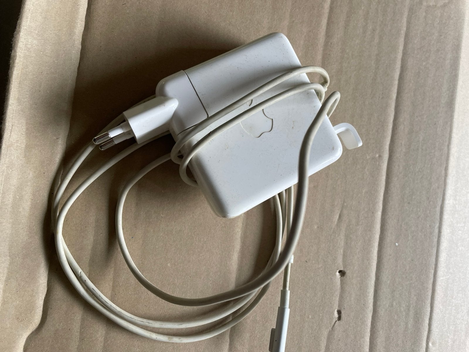 Apple lader te koop, Computers en Software, Laptop-opladers, Ophalen, Zo goed als nieuw