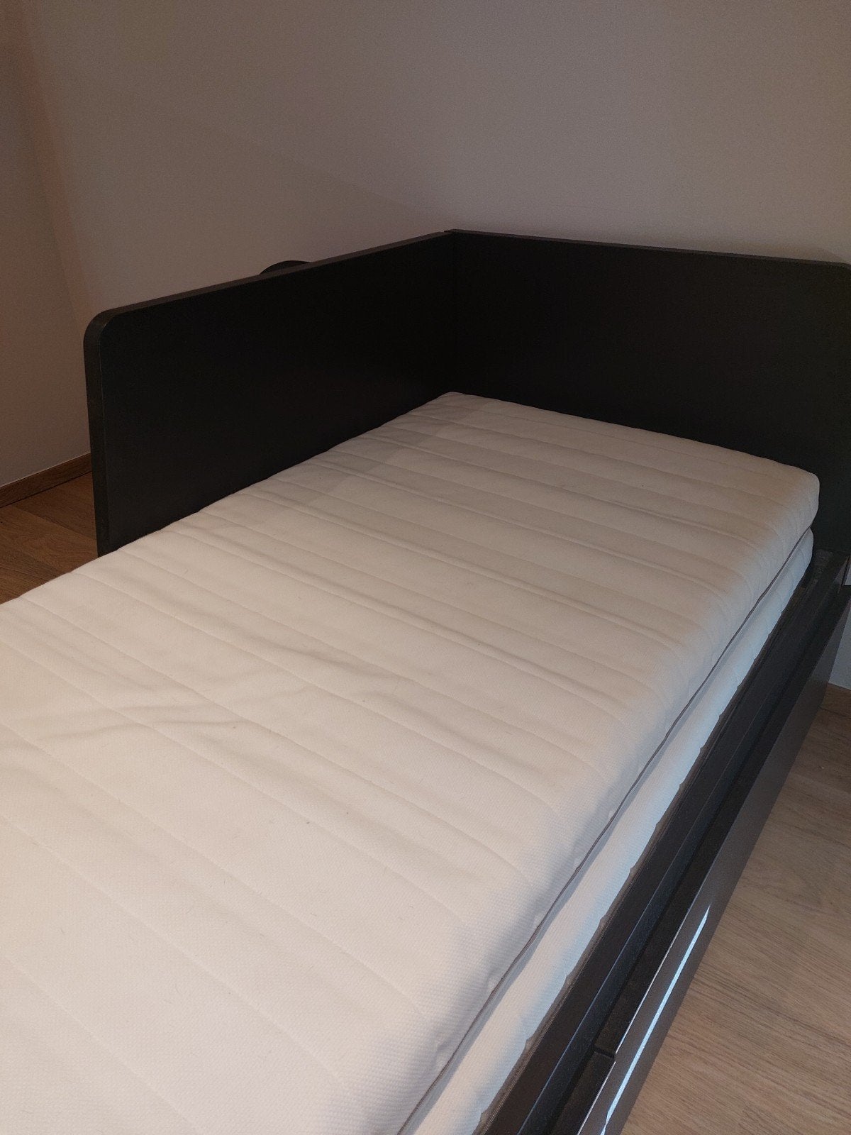 IKEA FLEKKE Bedbank (Zwartbruin) + 2 Matrassen, Enlèvement, 200 cm, 160 cm
