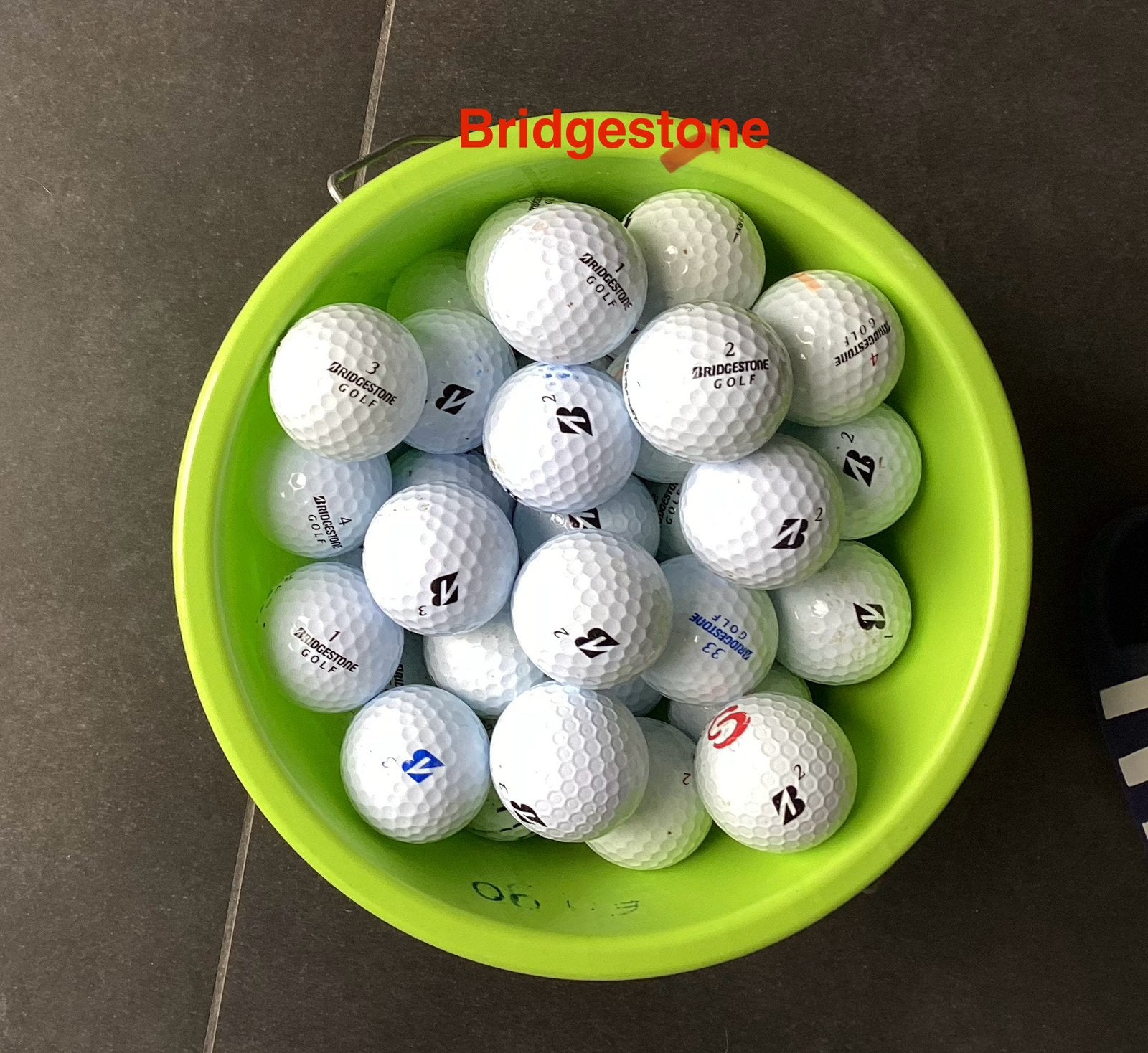 Pak van 100 Bridgestones-ballen, Sport en Fitness, Golf, Ophalen, Zo goed als nieuw, Bal(len)