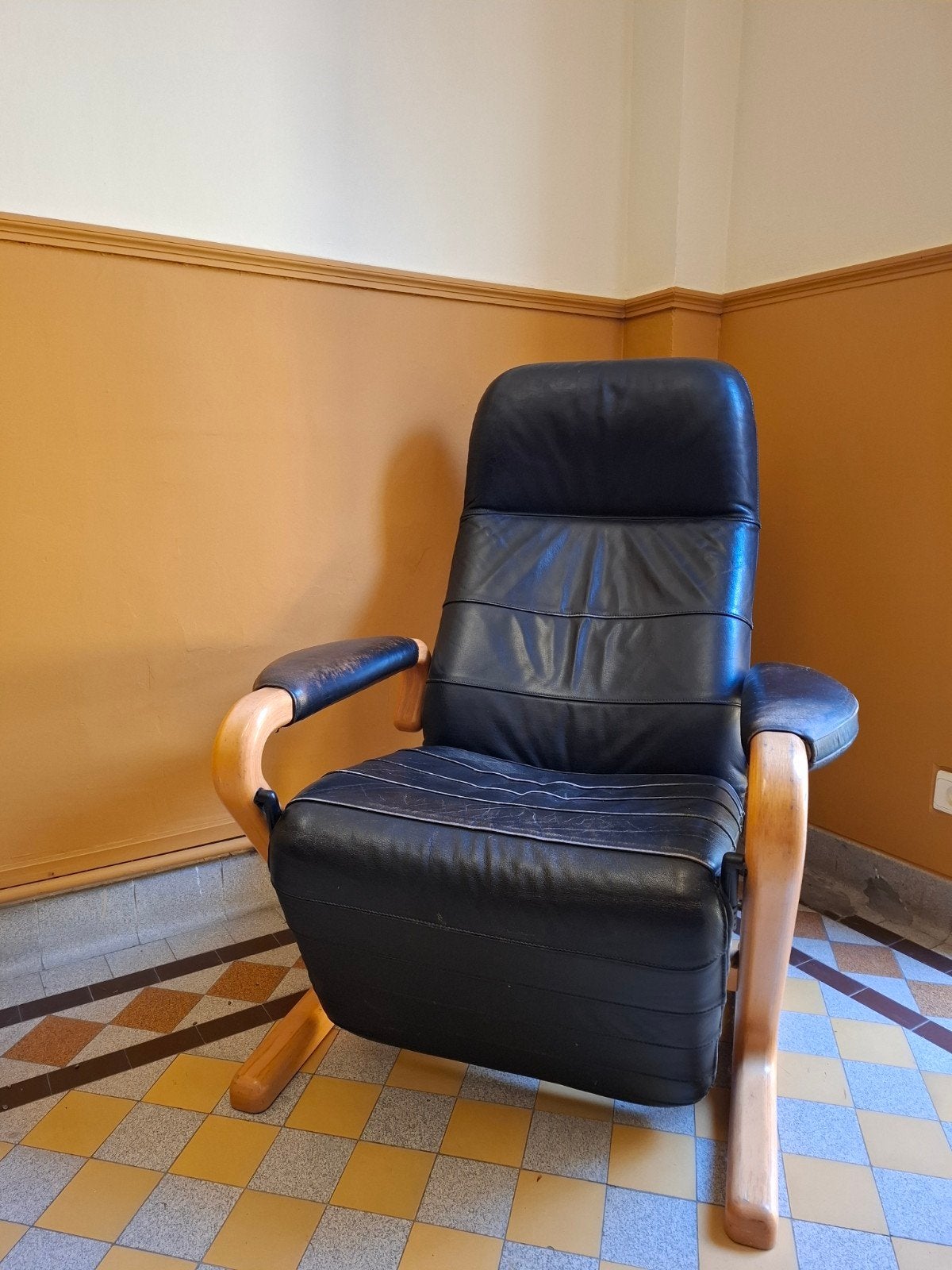 zwart leder relax kwaliteit 2 stuks beschikbaar, Ophalen, Gebruikt, Hout