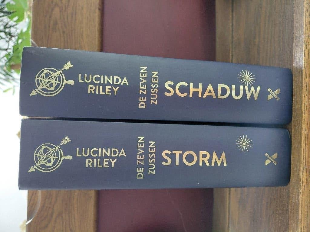 Romans Lucinda Riley speciale editie(  De 7 zussen), Boeken, Ophalen, Zo goed als nieuw, Lucinda Riley