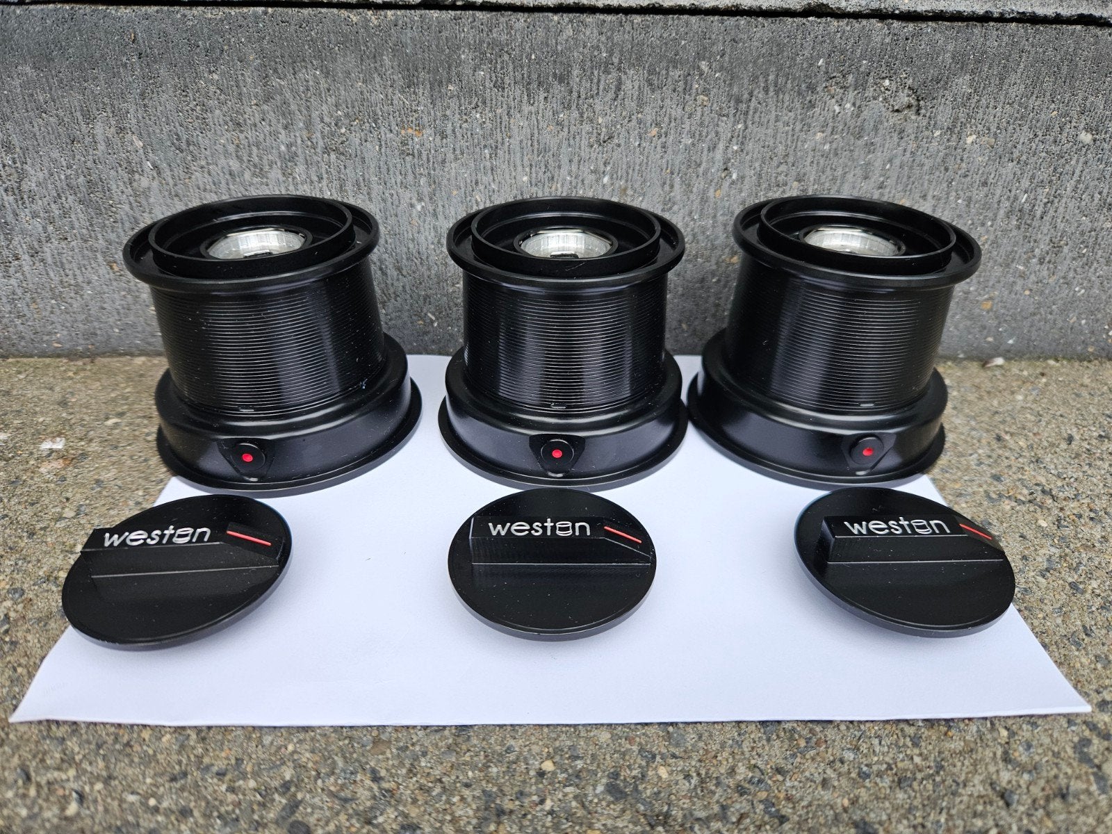 3 bobines et casquettes Daiwa Tournament Weston, Enlèvement ou Envoi, Comme neuf