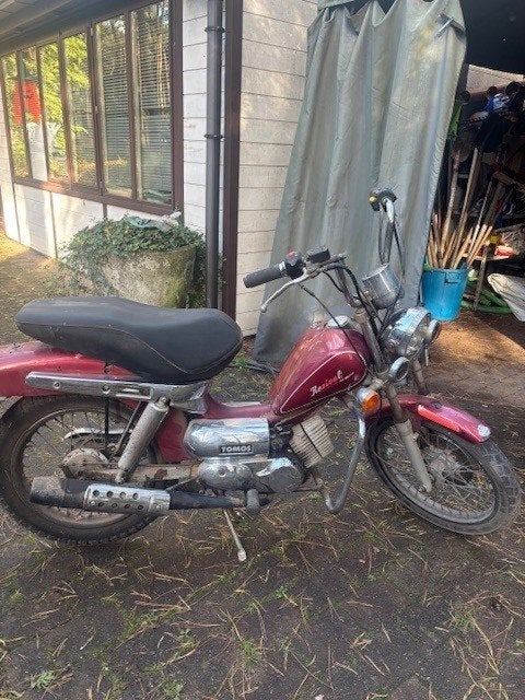Oude Tomos brommer – klassieke rode uitvoering, Vélos & Vélomoteurs, Enlèvement, Utilisé, Classe A (25 km/h), Revival