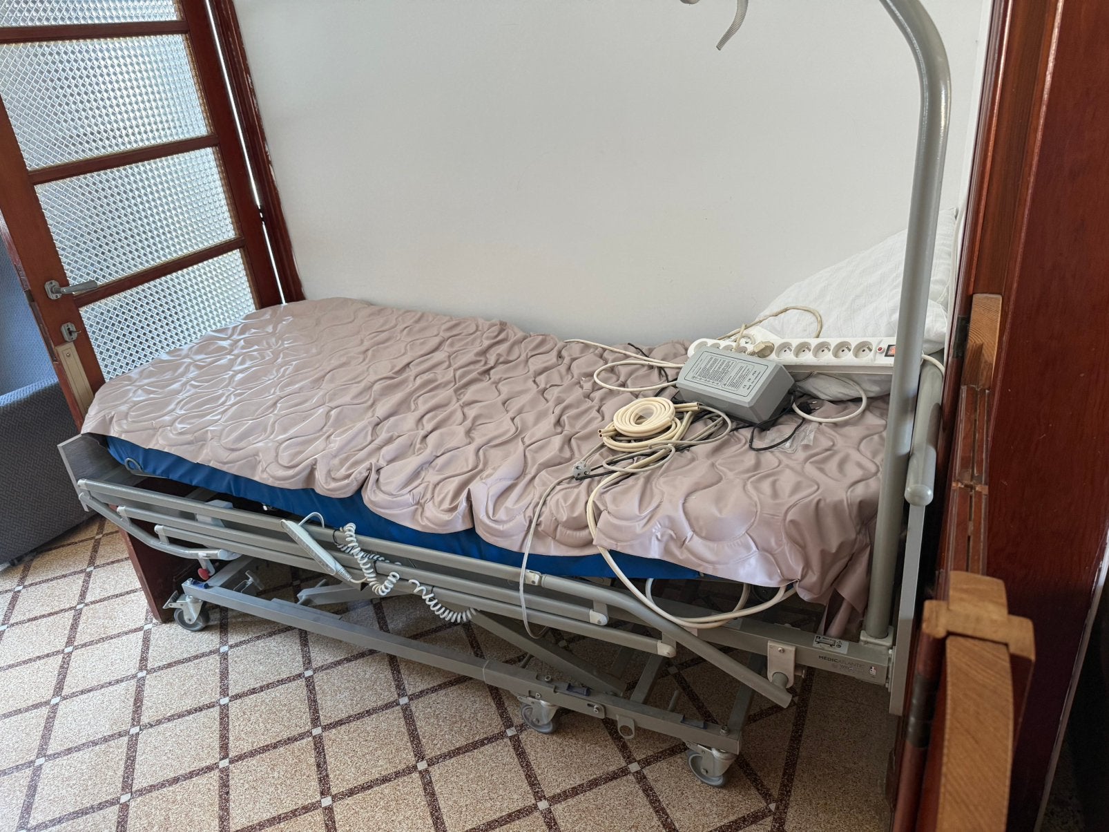 Medisch bed+matras tegen decubitus, Antiek en Kunst, Antiek | Meubels | Bedden, Ophalen