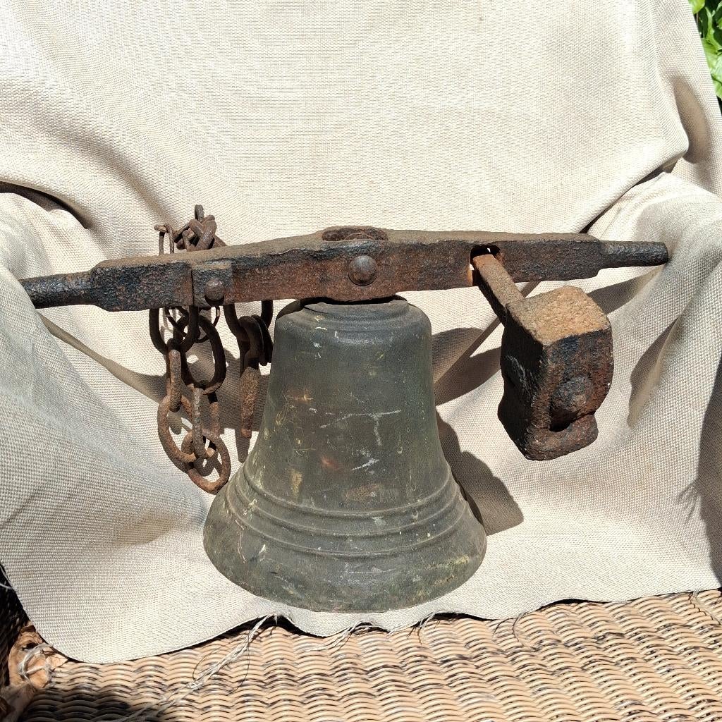 grote antieke bronzen bel of klok met ophanging, Ophalen, Brons