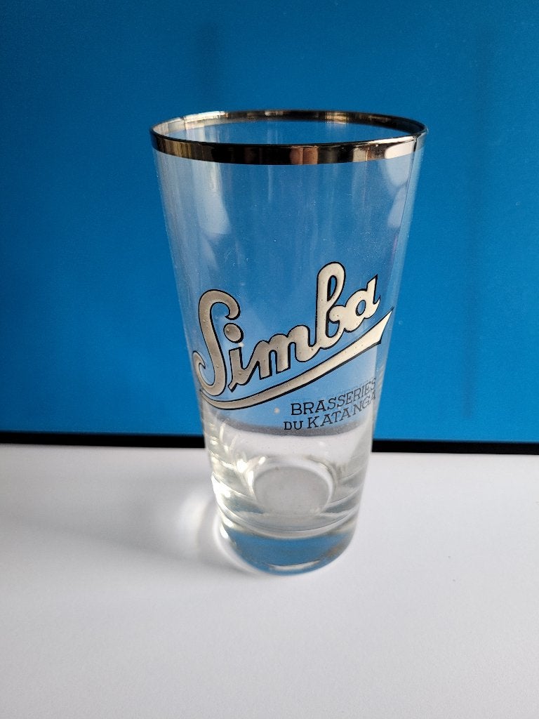 verre à bière émaillé Simba brasserie du Katanga, Enlèvement ou Envoi, Comme neuf, Verre ou Verres, Autres marques