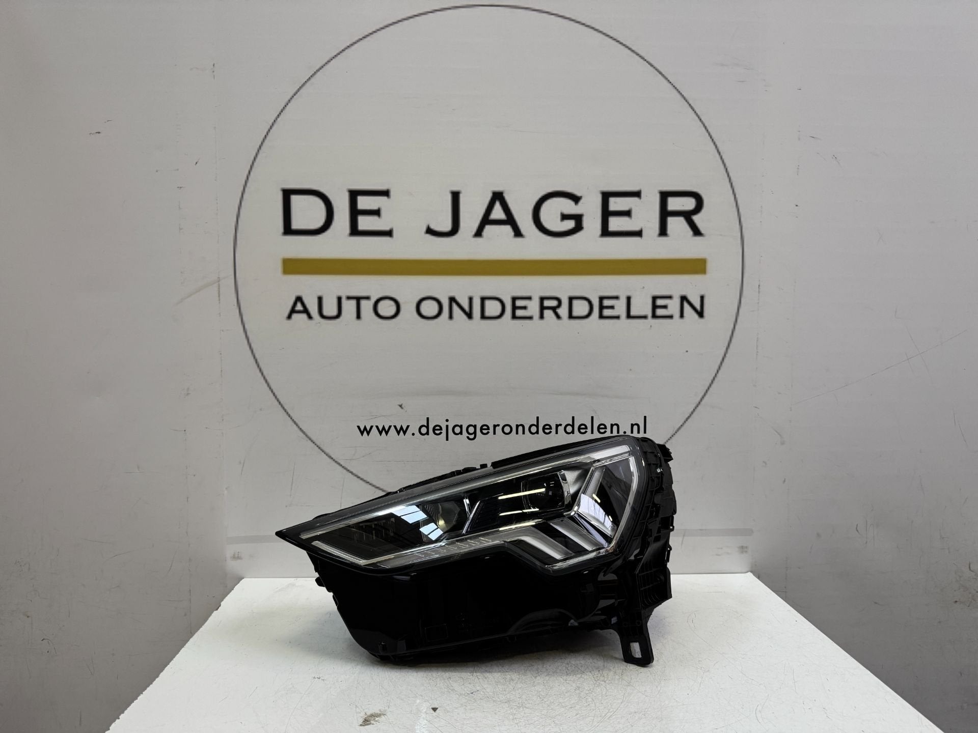 AUDI Q3 SQ3 F3 83A VOL LED KOPLAMP LIENS 83A941033, AUDI AG, Auto-Union-Strasse 1
85045  Ingolstadt, DE, Audi, Utilisé